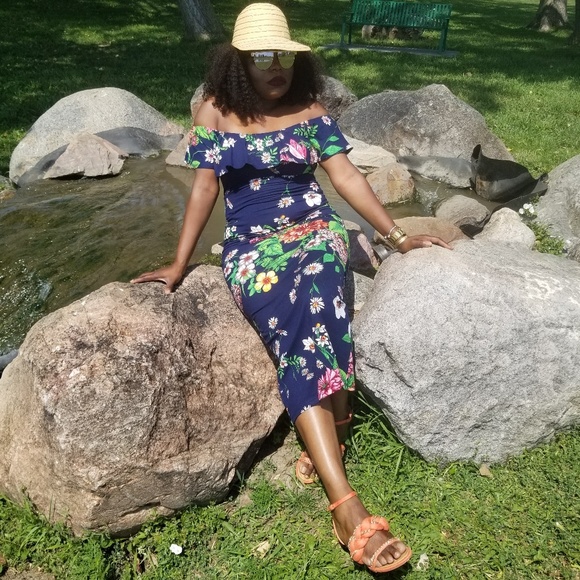 Meet Your Posher🤗 - Picture 2 of 5